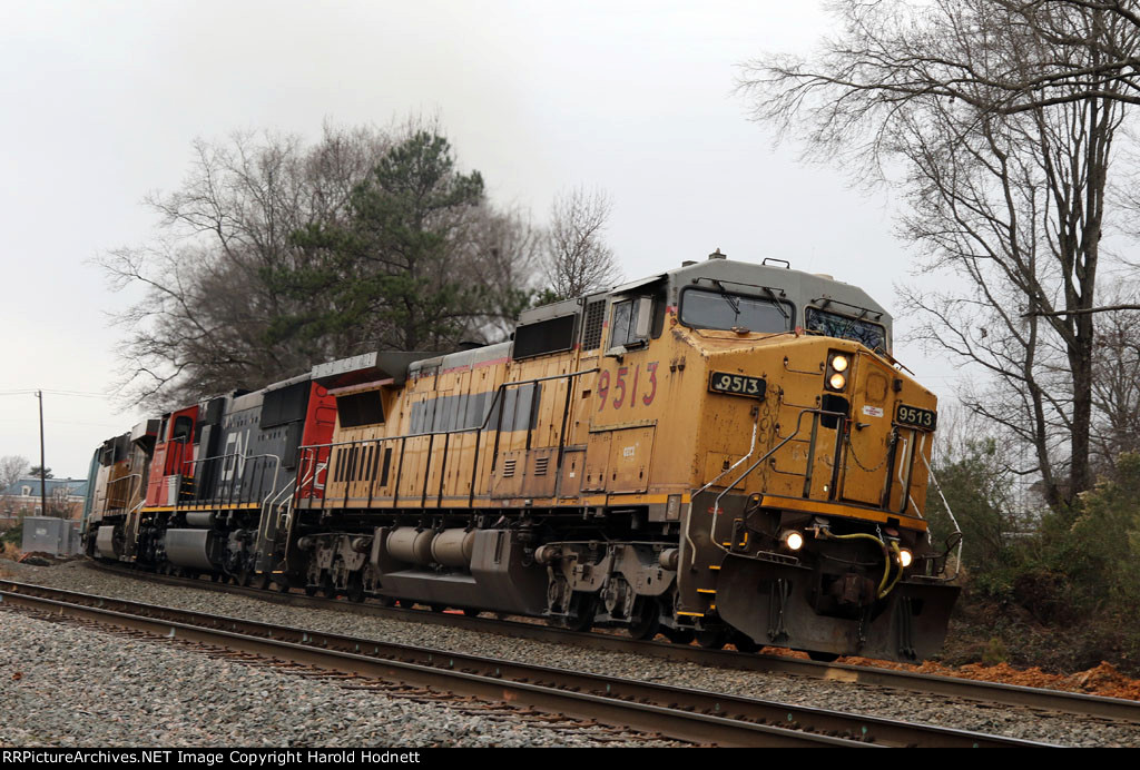 GECX 9513 leads train 6W4 